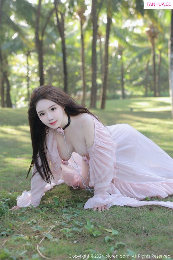   [XiuRen]高清写真图 2024.01.23 No.8007 小薯条nienie 户外美腿第30张图片